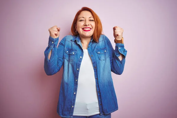 Youg Mulher Ruiva Bonita Vestindo Camisa Jeans Sobre Fundo Rosa — Fotografia de Stock