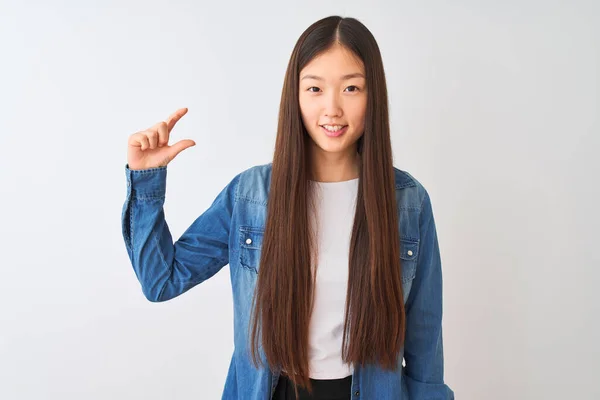 Mladá Číňanka Džínové Košili Stojící Nad Osamělým Bílým Pozadím Usmívající — Stock fotografie