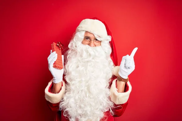 Homem Meia Idade Vestindo Traje Papai Noel Segurando Presente Sobre — Fotografia de Stock