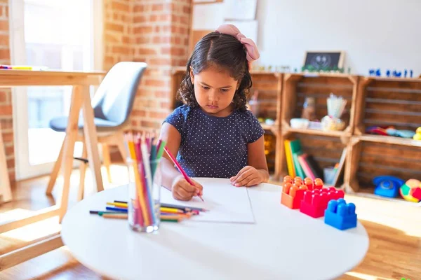 Anaokulunda Renkli Kalemler Kullanarak Güzel Bir Kız Güzel Çizim Yapıyor — Stok fotoğraf
