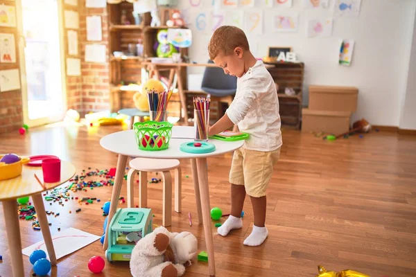 Schöne Blonde Kleinkind Zeichnen Mit Digitaler Tafel Viel Spielzeug Kindergarten — Stockfoto