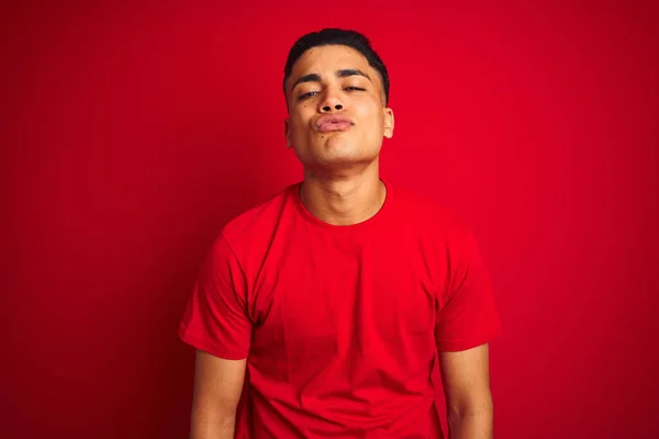 Young Brazilian Man Wearing Shirt Standing Isolated Red Background Looking — Stock Photo, Image