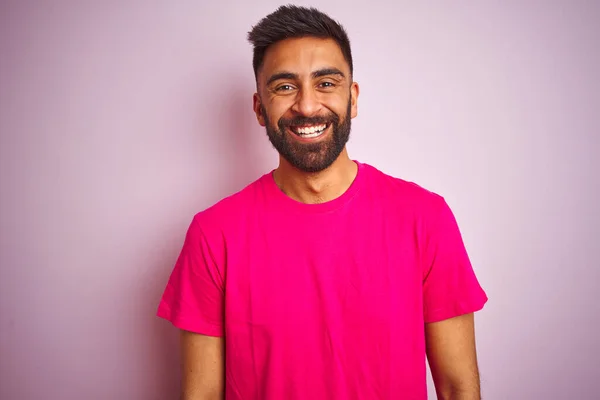 Jonge Indiaanse Man Met Een Shirt Een Geïsoleerde Roze Achtergrond — Stockfoto