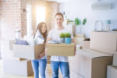 Genç çift eve taşınıyor.