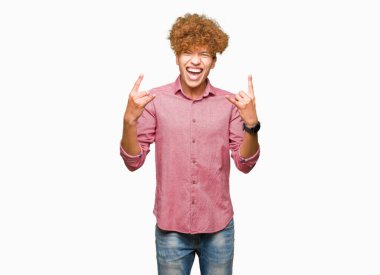 Genç yakışıklı iş adamı deli ifade rock simge elle yapıyor ile bağırarak afro saçlı. Müzik yıldızı. Ağır kavramı.