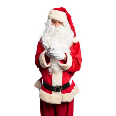 Orta yaşlı yakışıklı adam, Noel Baba kostümü ve sakal takıyor. Ellerinde ve parmaklarında ağrılar var. Eklem iltihabı.