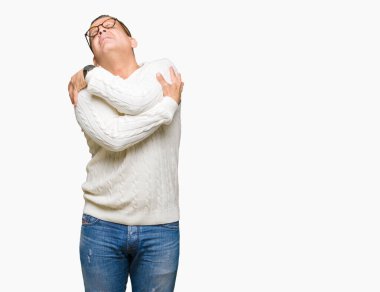 Orta yaş Arap adam gözlük izole üzerinde emin gülümseyen Hugging kendini mutlu ve olumlu, arka plan. Kendi aşk ve öz bakım