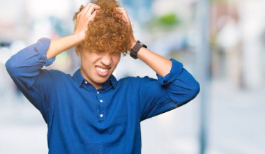 Çünkü çaresiz ve stresli baş ağrısı acı afro saçlı Genç yakışıklı zarif adam ağrı ve migren. Ellerini kafasına.