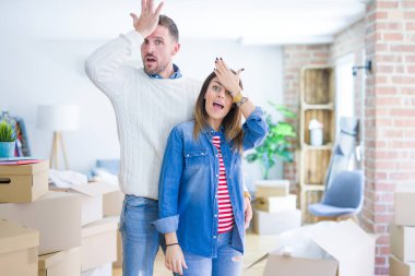 Genç ve güzel bir çift yeni evlerinde karton kutuların etrafında dikiliyorlar. Yanlışlıkla el ele verip şaşırıyorlar. Hatayı hatırlayın. Unuttum, kötü hafıza konsepti.