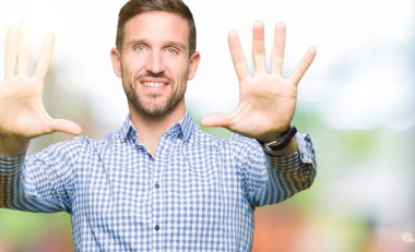 Mavi gözlü yakışıklı iş adamı gösteren ve parmak sayısı on ile işaret kadar güven ve mutlu gülümseyen.