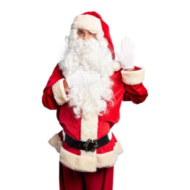 Orta yaşlı yakışıklı adam, Noel Baba kostümü ve sakal takmış göğsünde ve avuç içinde yemin ederek sadakat yemini ediyor.