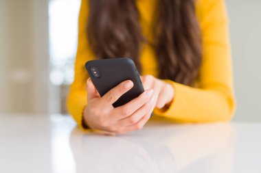 Akıllı telefon kullanarak kadın ellerini kapat