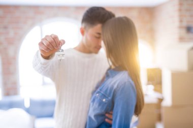 Genç Asya çift tutan Keys bu yeni ev, gülümseyen mutlu ve heyecanlı Moving için bir yeni daire