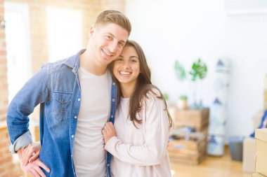 Güzel genç çift yeni bir eve hareket, yeni APA ayakta