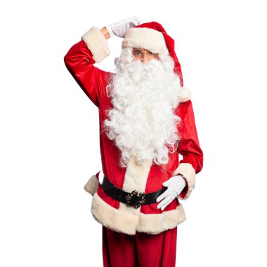 Orta yaşlı yakışıklı adam, Noel Baba kostümü ve sakal takmış, kafası karışmış ve soru soruyor. Şüpheyle kararsız, kafa kafaya düşünerek. Düşünceli kavram.