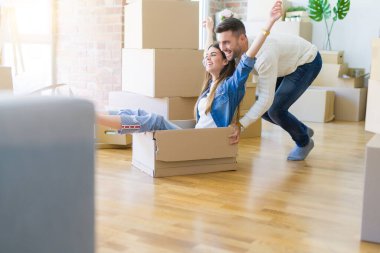 Genç çift yeni bir eve hareket, eğlenceli sürme karton b