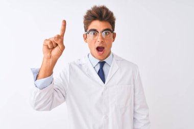 Gözlüklü ve ceketli genç yakışıklı bilim adamı izole edilmiş beyaz arka plan üzerinde başarılı bir fikir işaret ediyor. Heyecanlı ve mutlu. Bir numara..