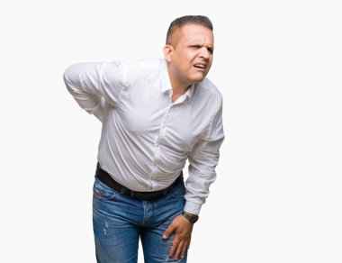 Orta yaş Arap zarif adam izole arka plan geri el ile kas ağrısı dokunmadan acı sırt ağrısı,