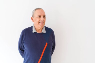 Yakışıklı orta yaş kıdemli neşeli, mutlu gülümseyen adam ve yerine koymak