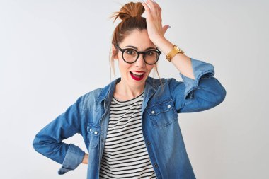 Çizgili tişört ve gözlük takan kızıl saçlı kadın izole edilmiş beyaz arka planda hata için el ele şaşırmış, unutma hata. Unuttum, kötü hafıza konsepti.