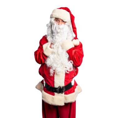 Orta yaşlı yakışıklı adam Noel Baba kostümü ve sakal takıyor. Yorgun eller yüzünü kapatıyor. Depresyon ve üzüntü.