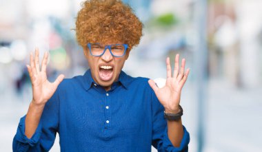 Kızgın ve silah ile başarı için deli kutluyor mavi gözlük afro saçlı yakışıklı delikanlı kaldırdı ve heyecanlı çığlık gözler kapalı. Kazanan kavramı