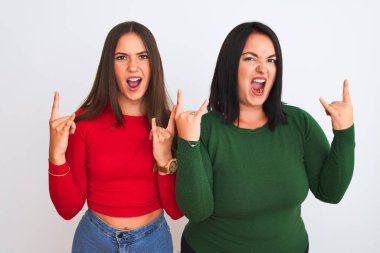 İzole edilmiş beyaz arka planda dikilen sıradan kıyafetler giyen genç ve güzel kadınlar çılgın bir ifadeyle elleri havada rock sembolü yaparak bağırıyorlar. Müzik yıldızı. Ağır konsept.