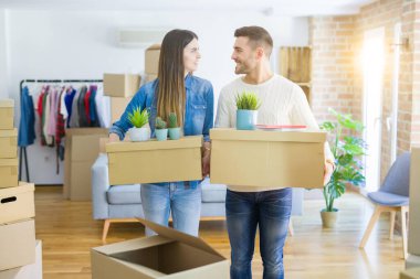 Genç çift yeni bir eve hareket, mutlu tutan oluklu gülümseyen