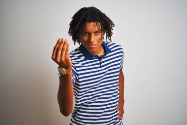 Sarı çizgili mavi polo giyen Afro bir adam izole edilmiş beyaz arka planda duruyor. İtalyan jestleri yapıyor. Elleri ve parmakları kendinden emin ifade ediyor.