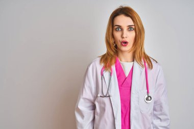 Kafkasyalı doktor kadın pembe steteskop takıyor. Korkarak, korkarak ve şaşırarak..