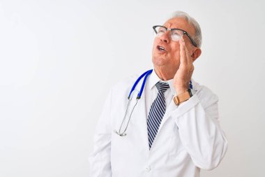 Yaşlı, gri saçlı, steteskop takan doktor izole edilmiş beyaz arka planda durup el ele tutuşarak bağırıyor. İletişim konsepti.