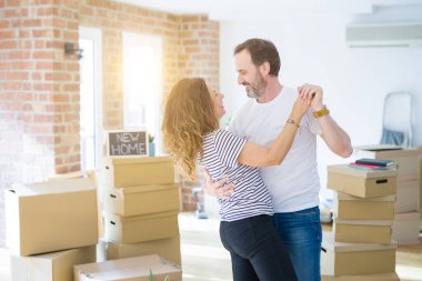 Orta yaş Senior çift yeni bir eve hareket, dans ve mutlu aşık Apartmant ile gülümsüyor