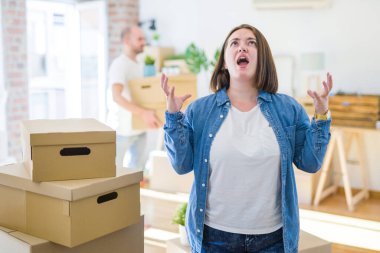 Genç çift yeni bir eve taşınıyor. Ayrıca evde deli gibi duran, bağıran, sinirli, agresif ifade ve kollarıyla bağıran iri yarı bir kadın. Hayal kırıklığı konsepti.