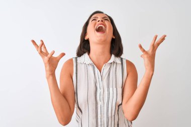 İzole edilmiş beyaz arka planda dikilen sıradan çizgili tişört giyen genç ve güzel bir kadın sinirli bir şekilde bağırıyor ve agresif bir ifade ve kollarla bağırıyor. Hayal kırıklığı konsepti.