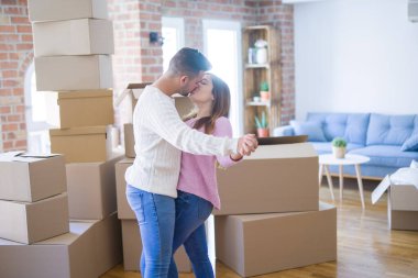 Aşık genç güzel çift bir n hareketli dans kutluyor