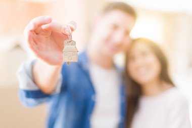 Güzel genç çift aşık ve yeni h tuşları gösteren sarılmak