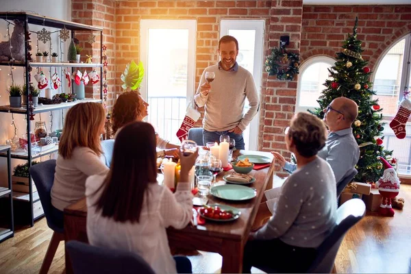 Família Amigos Jantando Casa Celebrando Véspera Natal Com Comida Tradicional — Fotografia de Stock