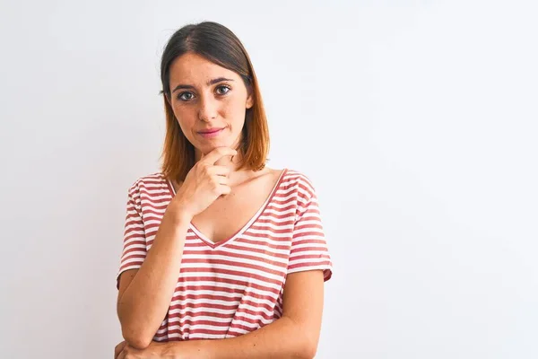 Hermosa Mujer Pelirroja Vistiendo Casual Rayas Camiseta Roja Sobre Fondo —  Fotos de Stock