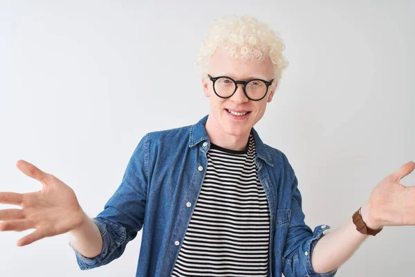 Ung Albino Blond Man Bär Jeanströja Och Glasögon Över Isolerad — Stockfoto