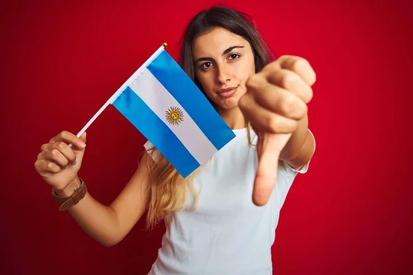 Ung Vacker Kvinna Som Håller Argentinsk Flagga Över Röd Isolerad — Stockfoto