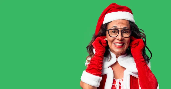 Medelålders Kvinna Bär Santa Claus Kostym Täcker Öronen Med Fingrar — Stockfoto