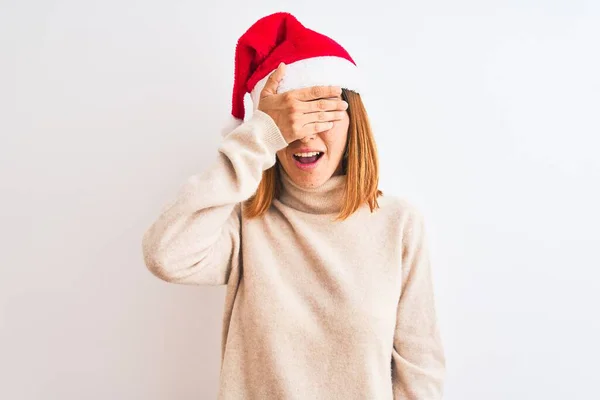 Mujer Pelirroja Hermosa Con Sombrero Navidad Sobre Fondo Aislado Sonriendo — Foto de Stock