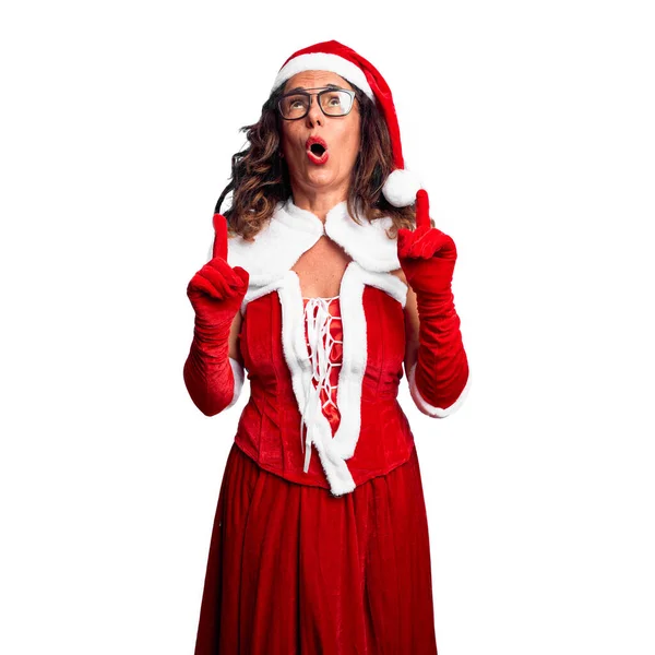 Женщина Средних Лет Костюме Санта Клауса Удивлена Удивлена Глядя Вверх — стоковое фото