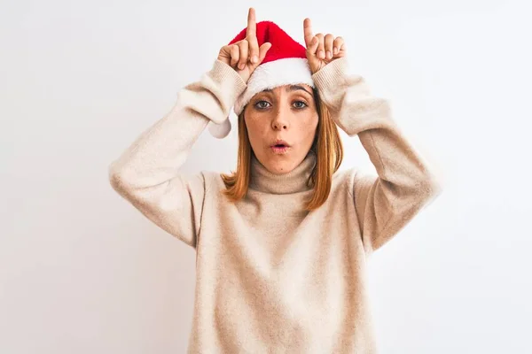 Hermosa Pelirroja Con Sombrero Navidad Sobre Fondo Aislado Haciendo Gesto —  Fotos de Stock