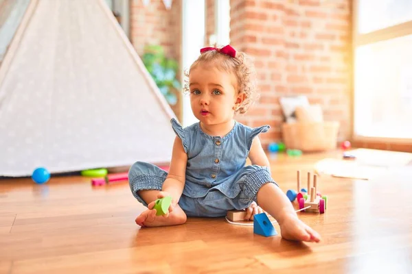 Красива Біла Дитина Грає Іграшками Барвистій Ігровій Кімнаті Щасливі Грайливі — стокове фото