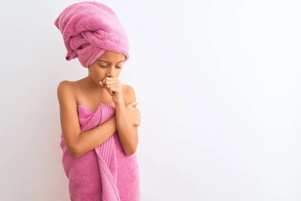 Hermosa Niña Usando Toalla Ducha Después Del Baño Pie Sobre — Foto de Stock