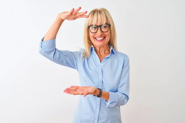 Geschäftsfrau Mittleren Alters Trägt Elegantes Hemd Und Brille Über Isoliertem — Stockfoto