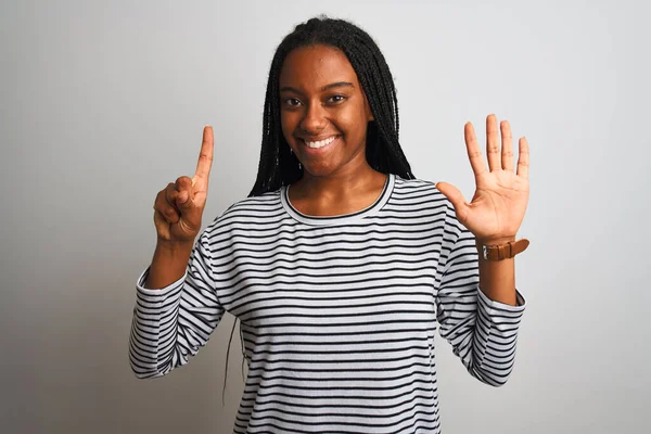 Νεαρή Αφροαμερικανή Γυναίκα Που Φοράει Ριγέ Shirt Στέκεται Πάνω Από — Φωτογραφία Αρχείου