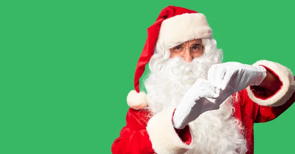 산타클로스 의상을 수염을 중년의 잘생긴 손으로 심볼을 그리며 있습니다 낭만적 — 스톡 사진