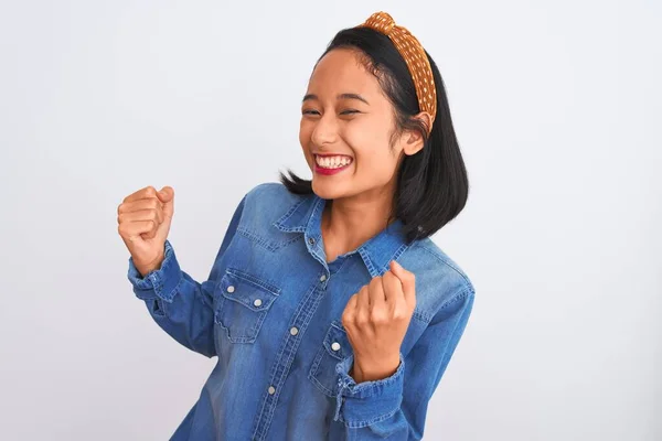 Jonge Mooie Chinese Vrouw Draagt Denim Shirt Staan Geïsoleerde Witte — Stockfoto